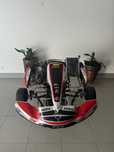 Karting KZ 10 B com Paddle Shift com reboque fechado para 2 karts