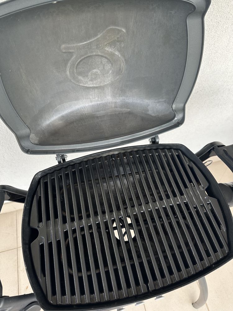 Grill elektryczny Weber Q 1400 z podstawą i blatami — stan jak nowy