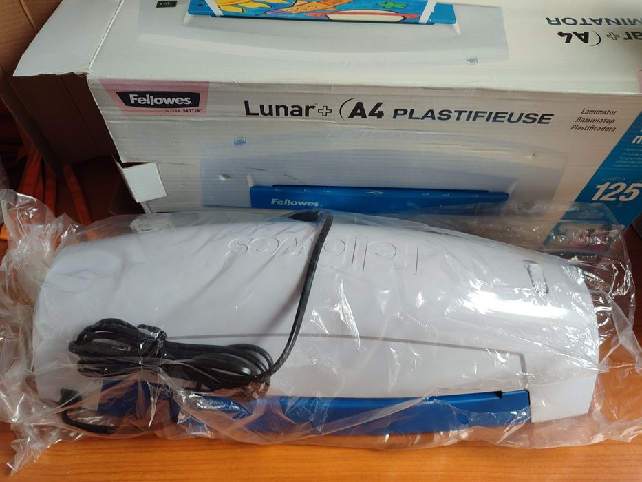 Máquina de plastificar a funcionar
