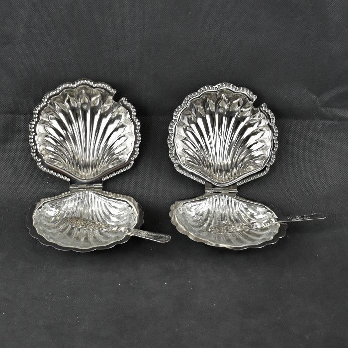 Par de manteigueiras em forma de concha com faca, em casquinha e vidro