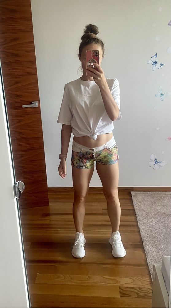 Kolorowe krótkie spodenki marki Calzedonia