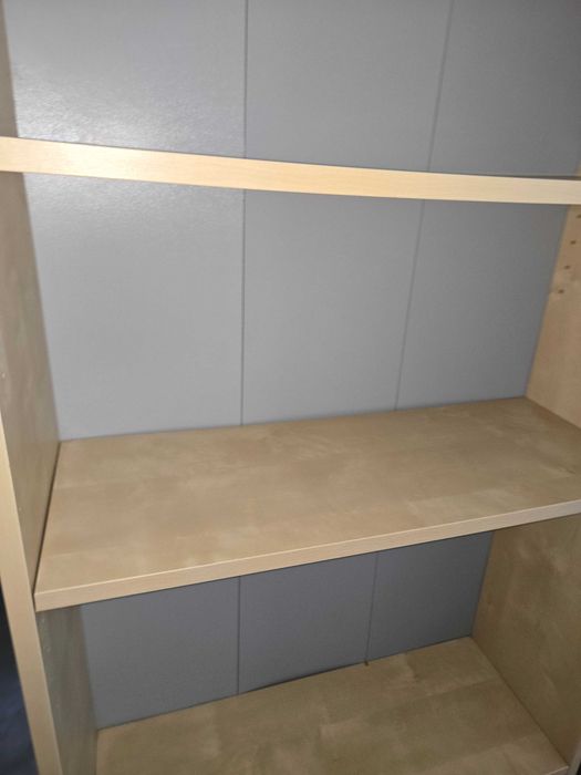 Estante bege e cinza de fundo