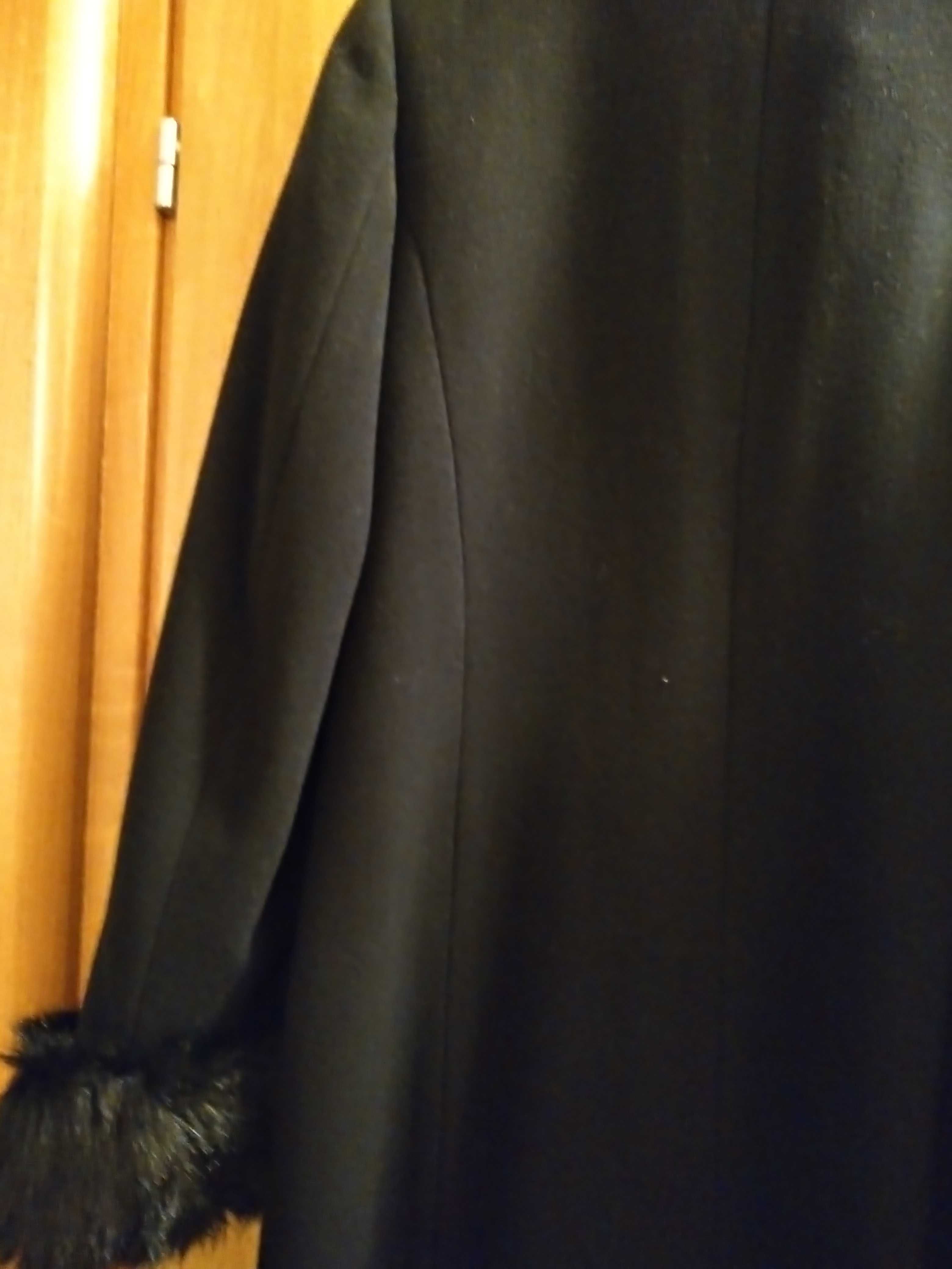 Czarny płaszcz z futerkiem