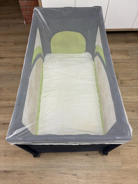 Łóżeczko turystyczne z materacem i miskitierą