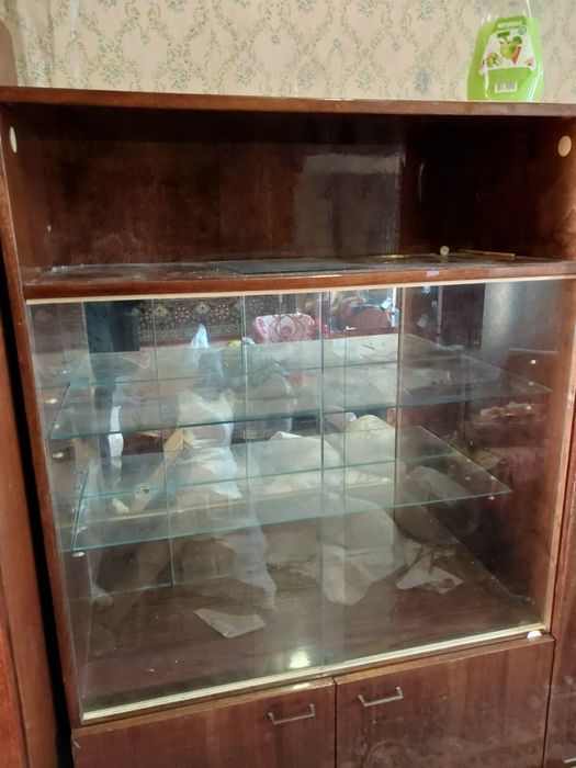 Шкаф сервант зі склом