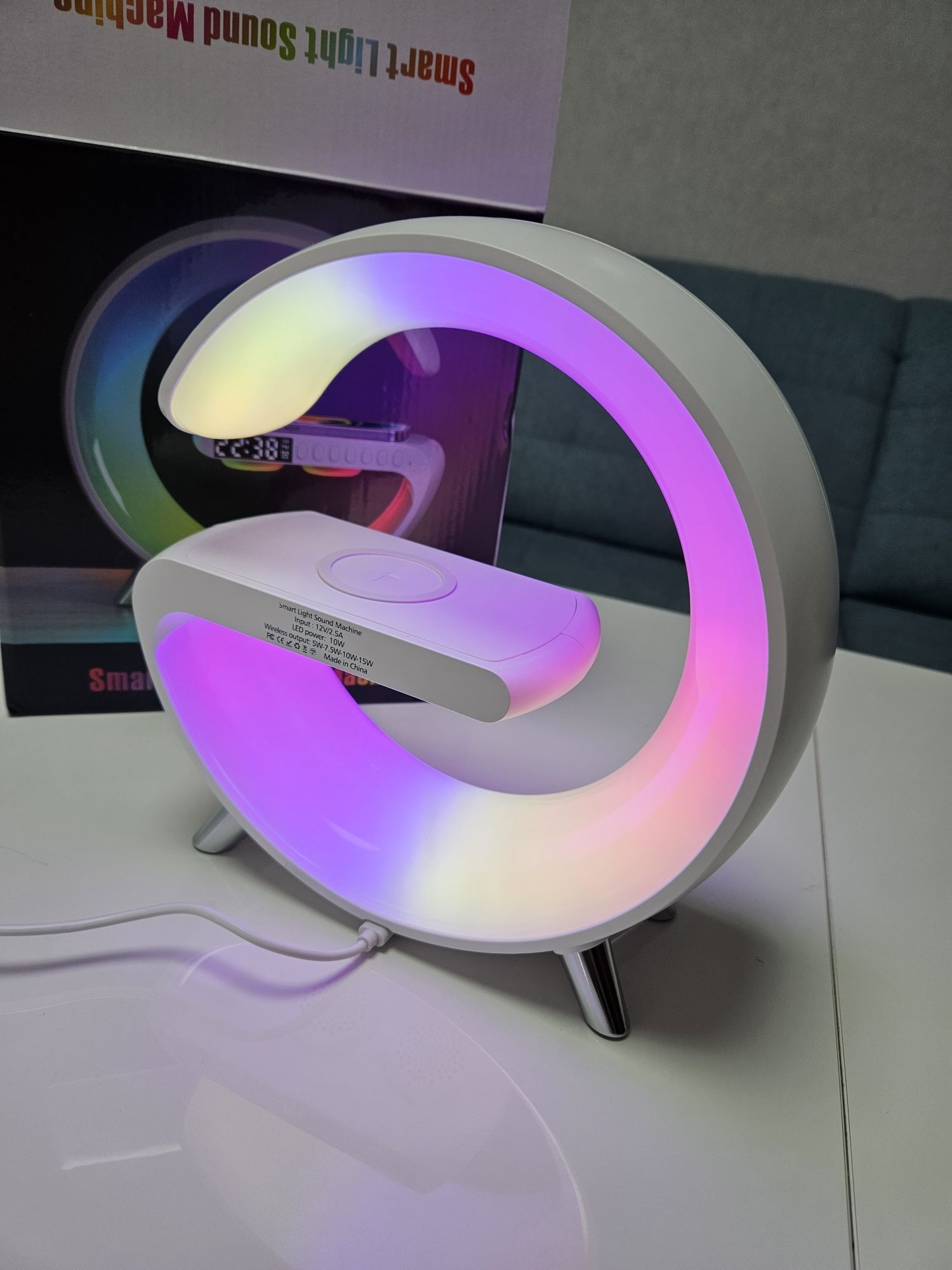 Inteligentna lampa LED RGB z ładowarka, QI głośnik