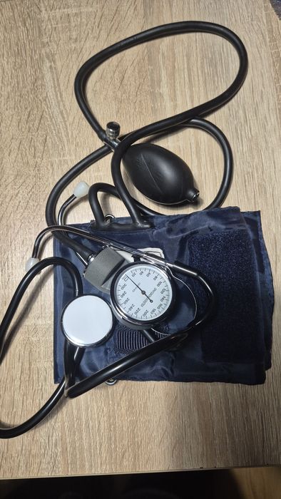 Cisnieniomierz zegarowy ze stetoskopem i pokrowcem.