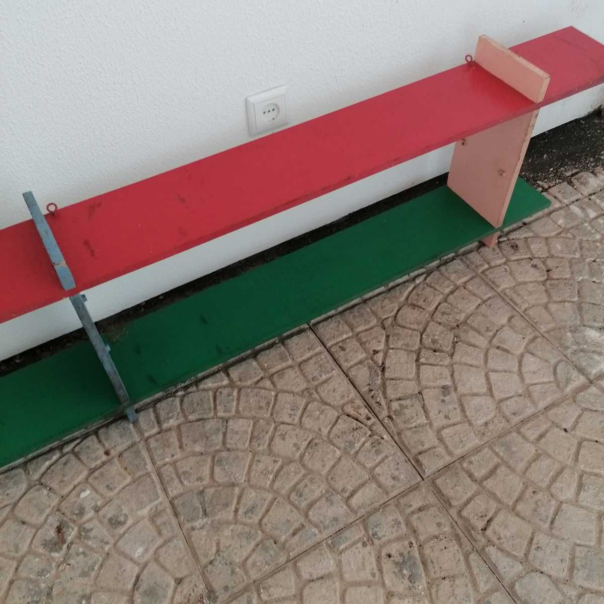 Estante de parede em madeira maciça, com 2 prateleiras
