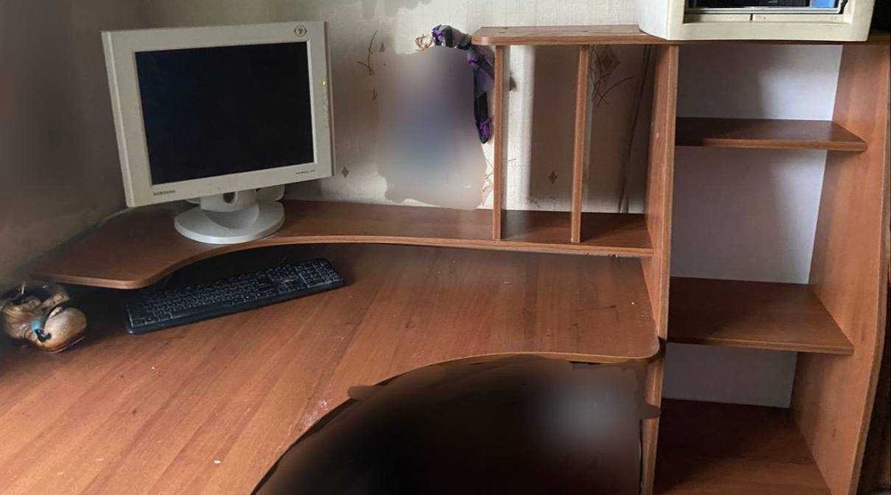 письменный стол с этажеркой и ящиком