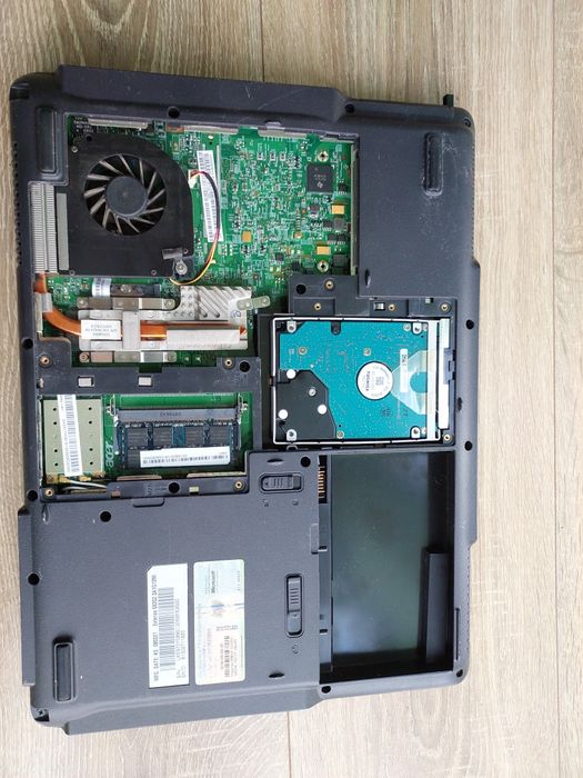 Неробочий ноутбук на запчастини вмикається