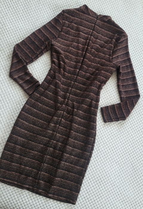 Nowa cudowna efektowna sukienka koktajlowa z świecącą nitka z chokerem