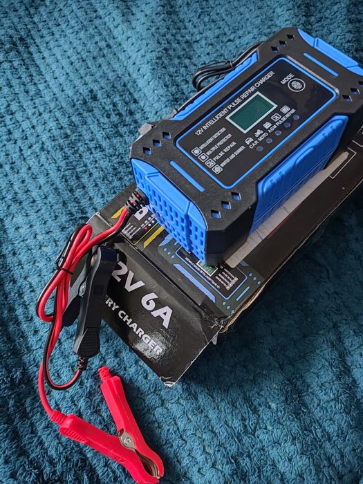 Автомобільний зарядний пристрій для акумулятора.