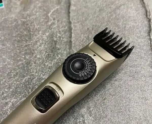 Профессиональная машинка для стрижки волос VGR V-031