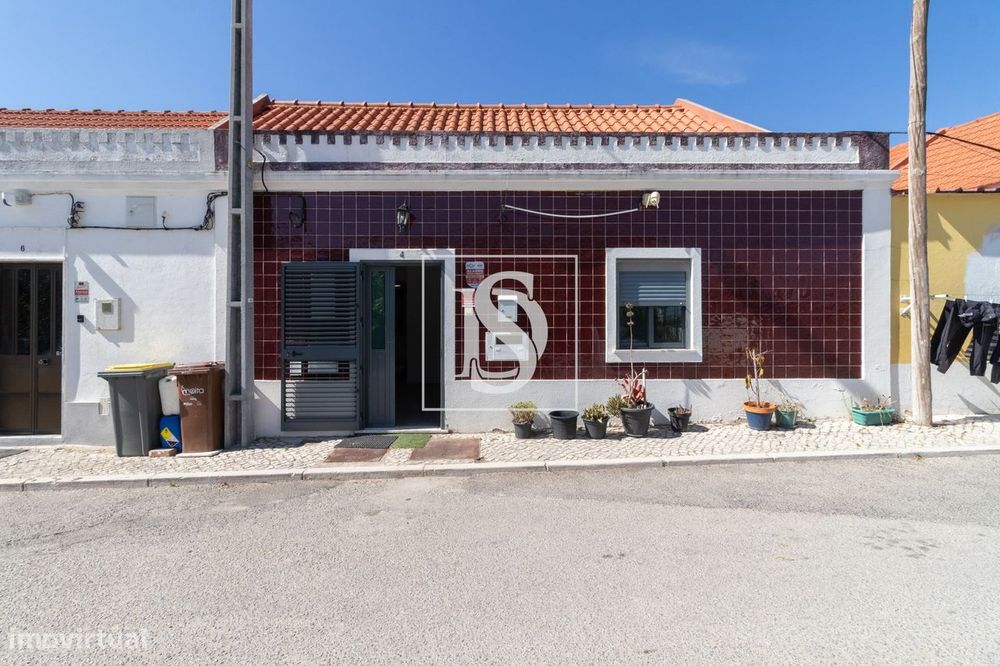 Moradia T2 Renovada no Gaio Rosário – Terraço com Vista Rio | Moita