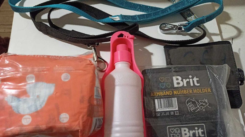 памперсы для мини собак,поилка,поводок,номерной держатель для выставки