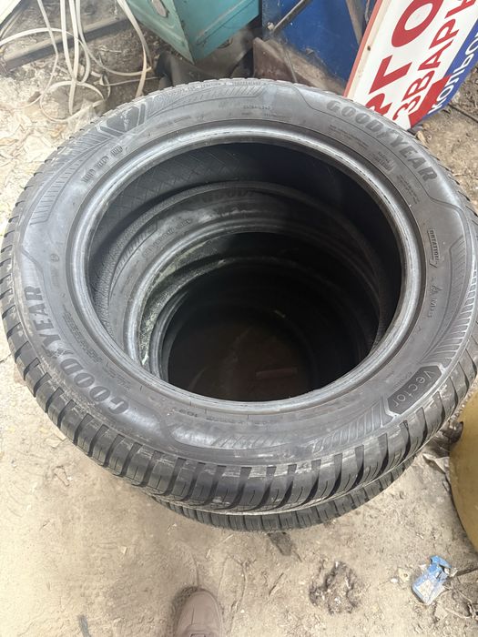 225/55/18 Goodyear Vector 2023 зимові мякі як нові