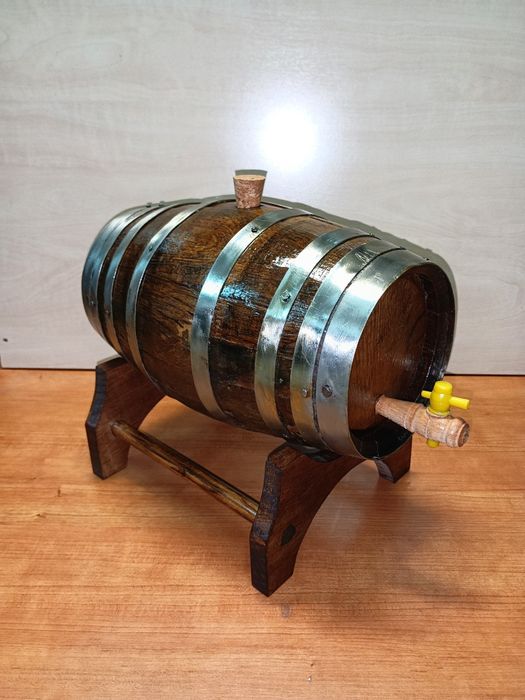 Pipo / barril antigo em madeira de carvalho com suporte e torneira em
