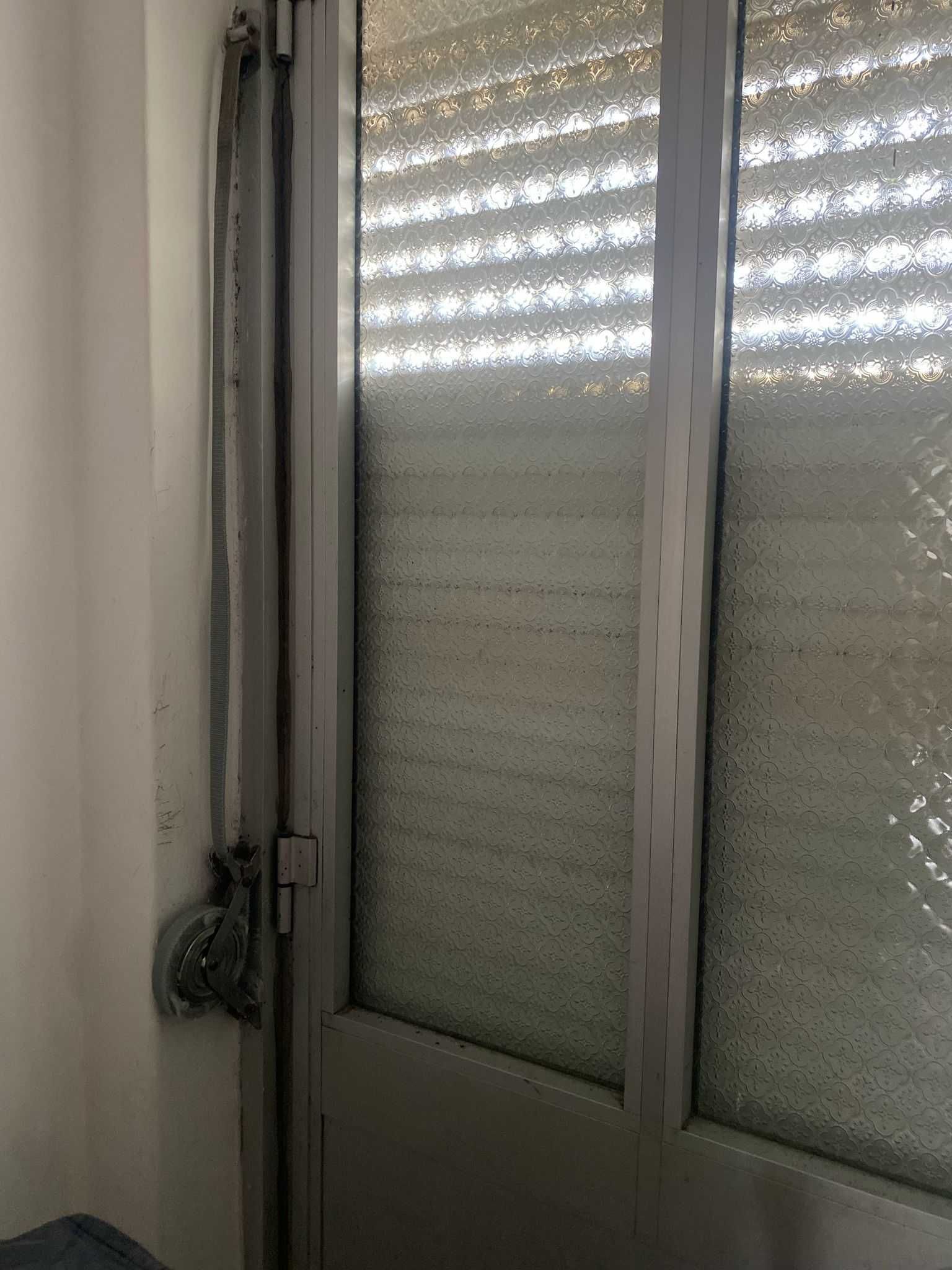 13€ arranjo estores em janelas e em Portas de estores por 23€.
