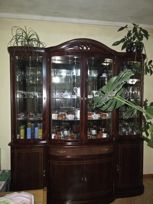 Cristaleira em madeira de qualidade