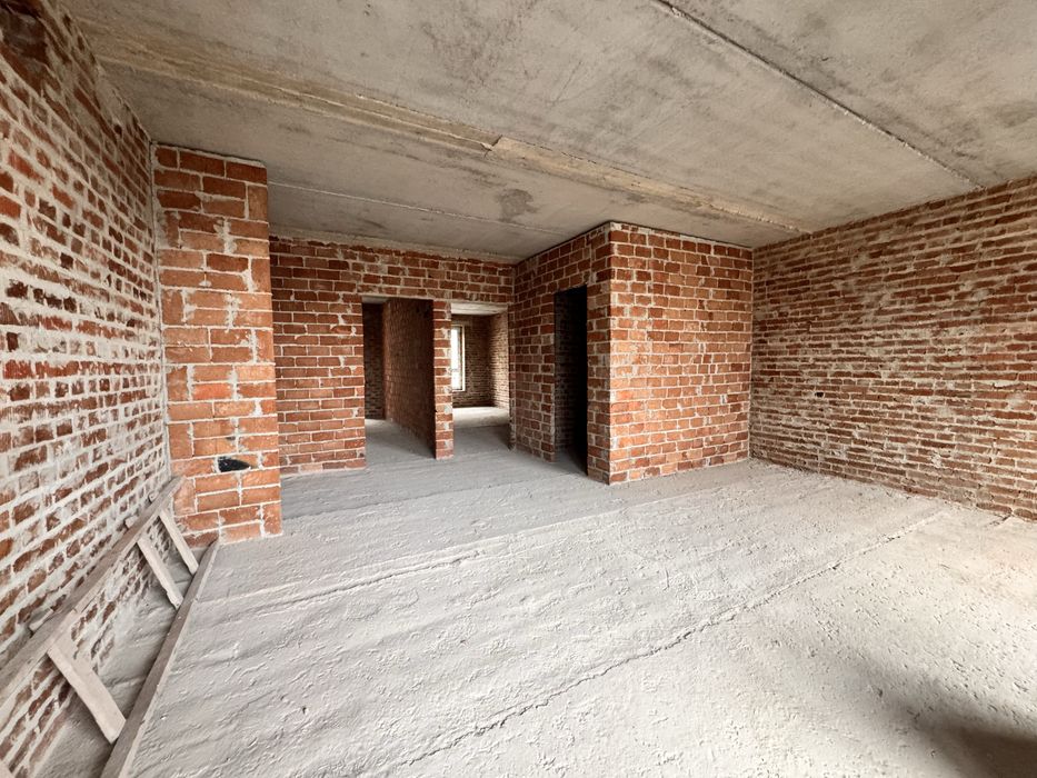 Продаж 3 кім.сирої квартири