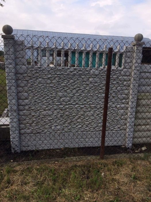 Бетонний паркан та стовпчики