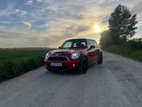 Mini Cooper S R56 mały bolid w czerwonym kolorze