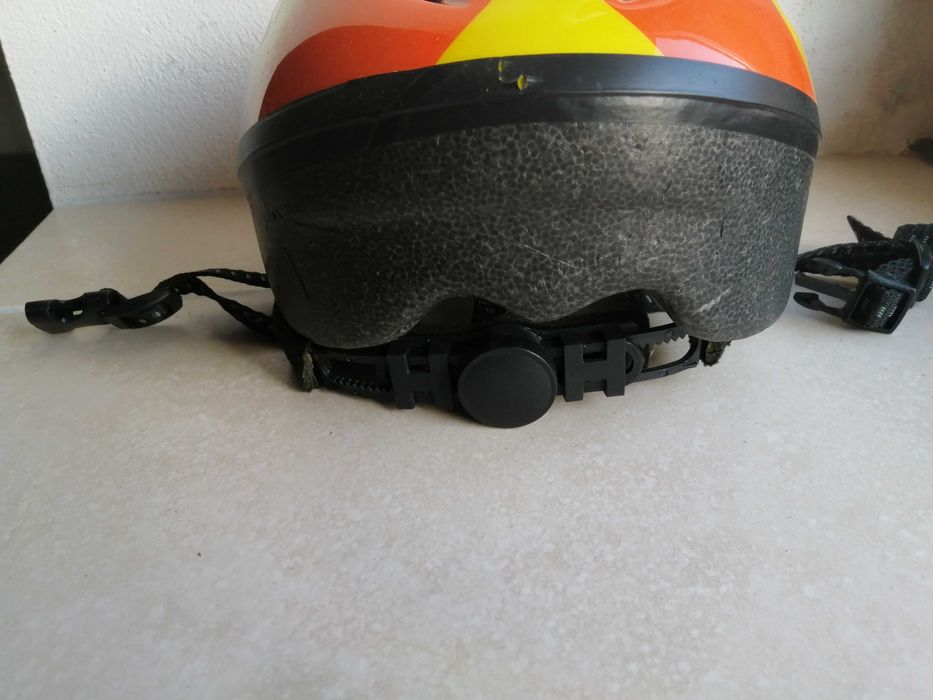 Capacete de menina com uma oferta