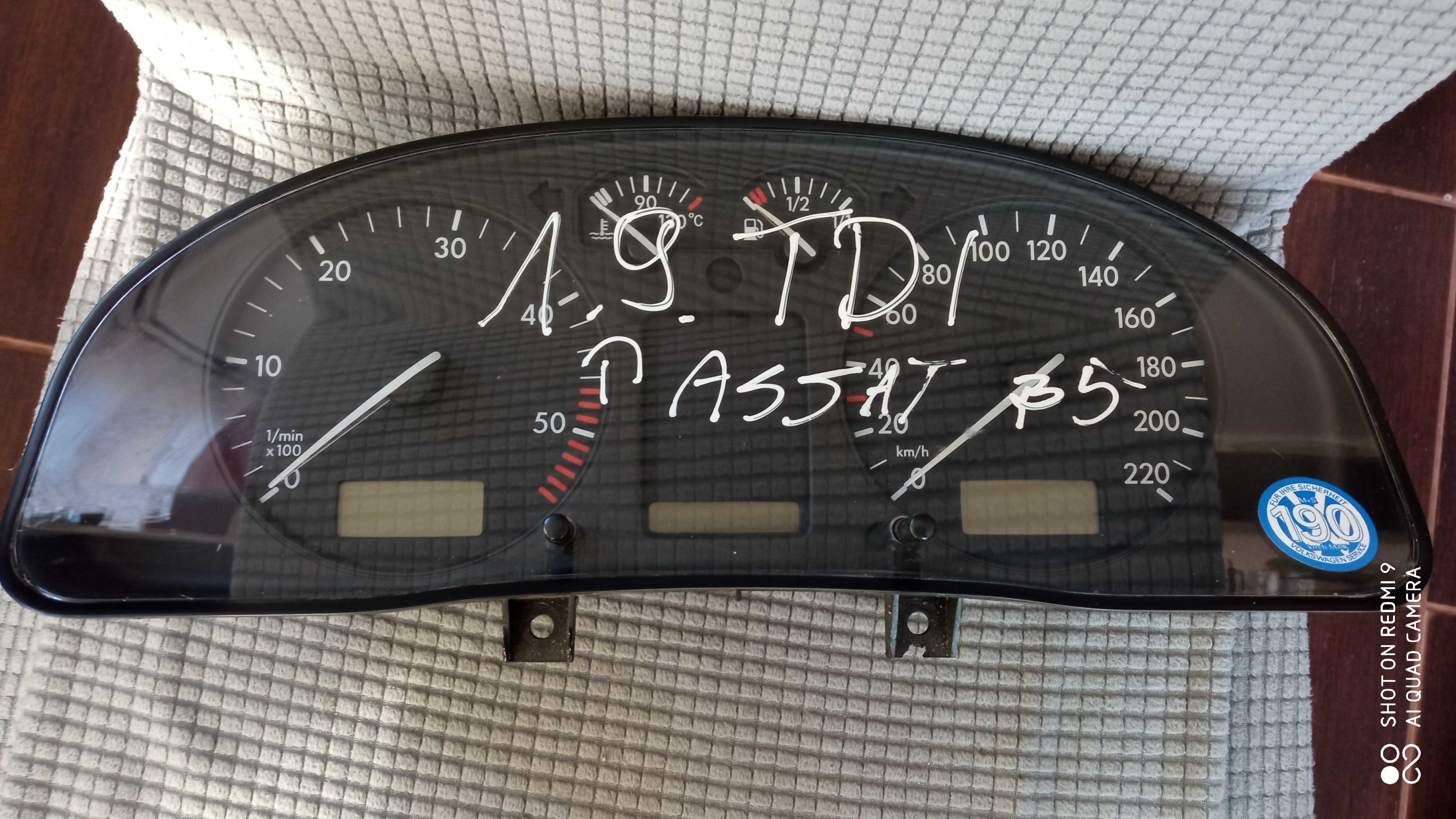 Licznik zegary VW Passat B5 1,9 TDI VDO  3B0.919880L