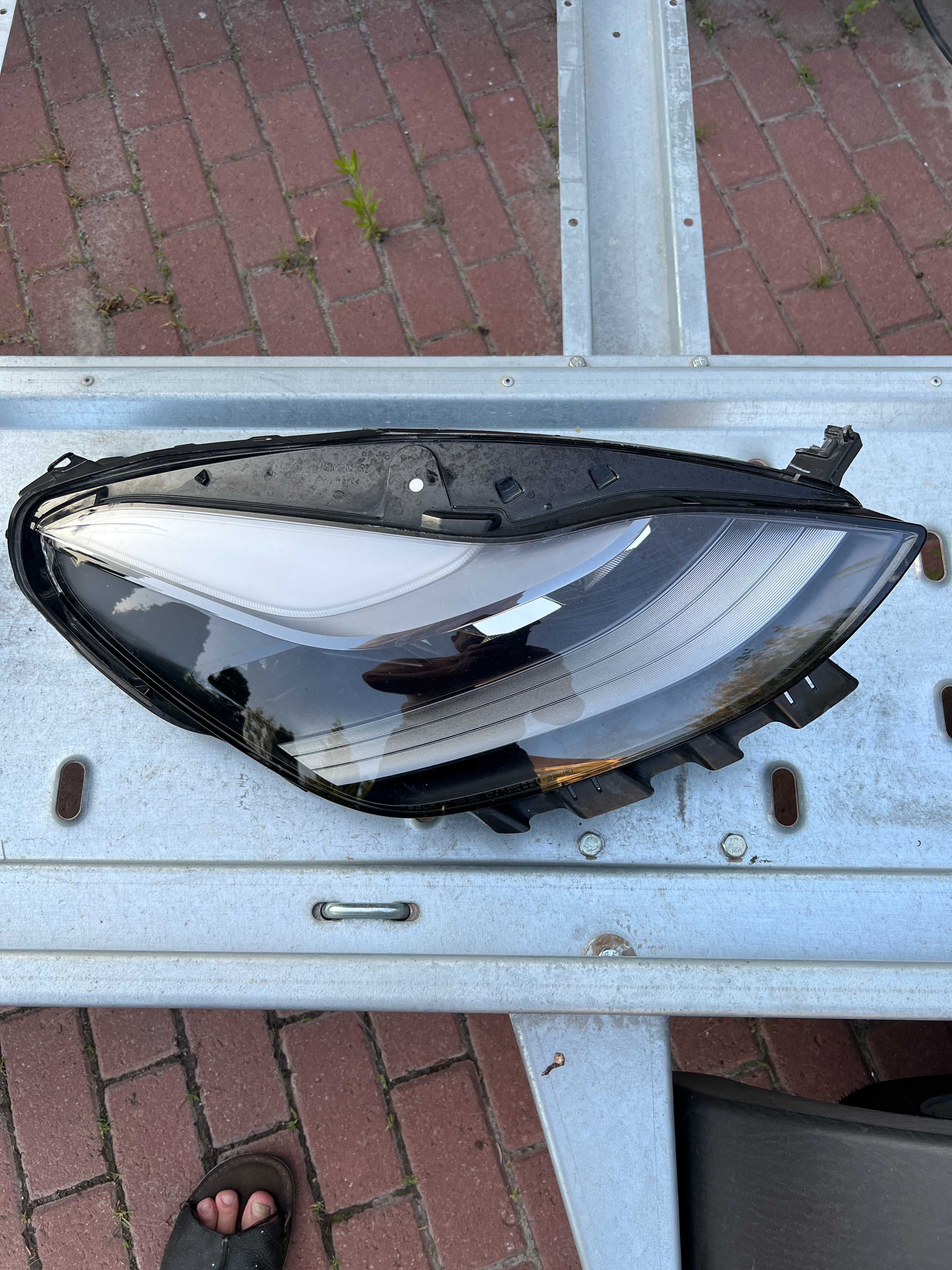 Фара права Tesla Model 3 , Y