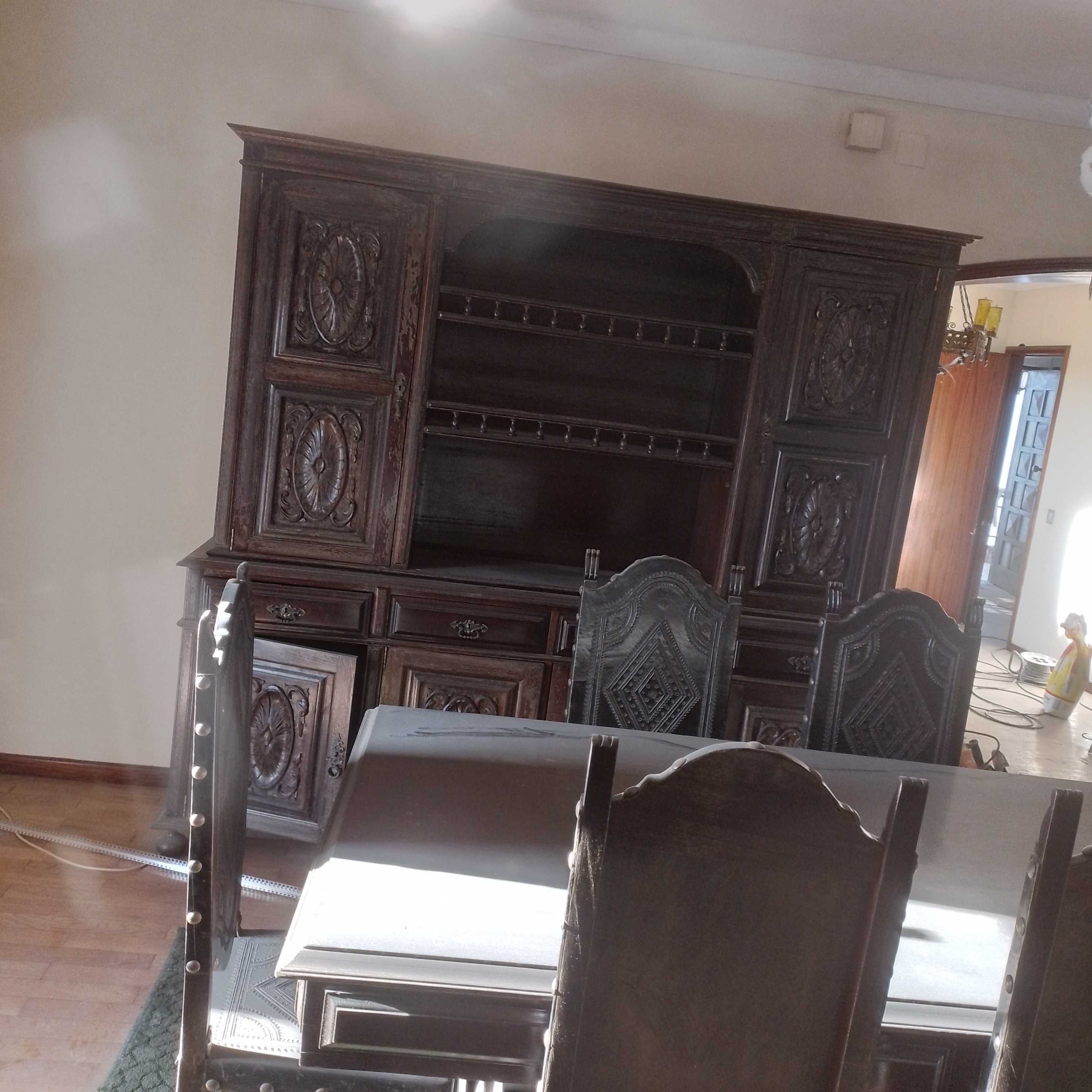 Mesa, cadeiras e móvel