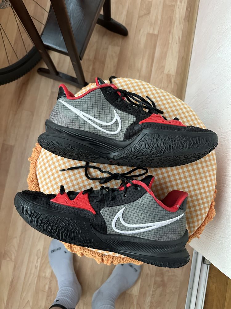 Баскетбольні кросівки Nike Kyrie Low 4