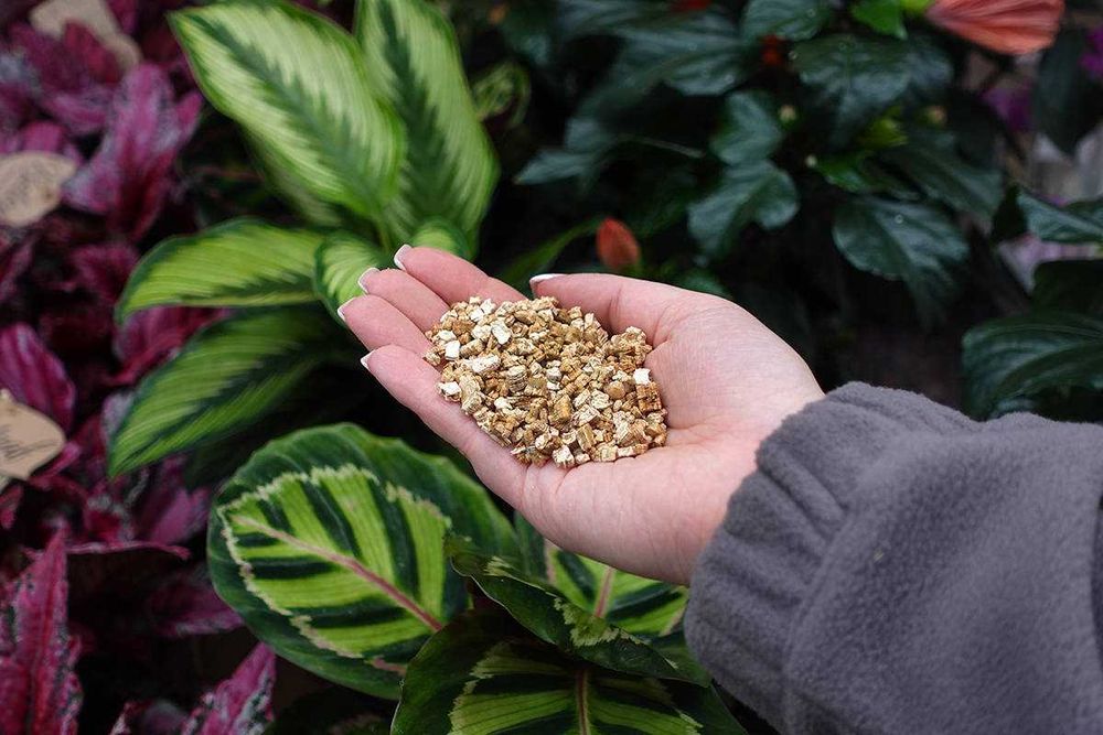 WERMIKULIT ogrodowy średni 10l utrzymuje wilgoć dodatek do podłoża