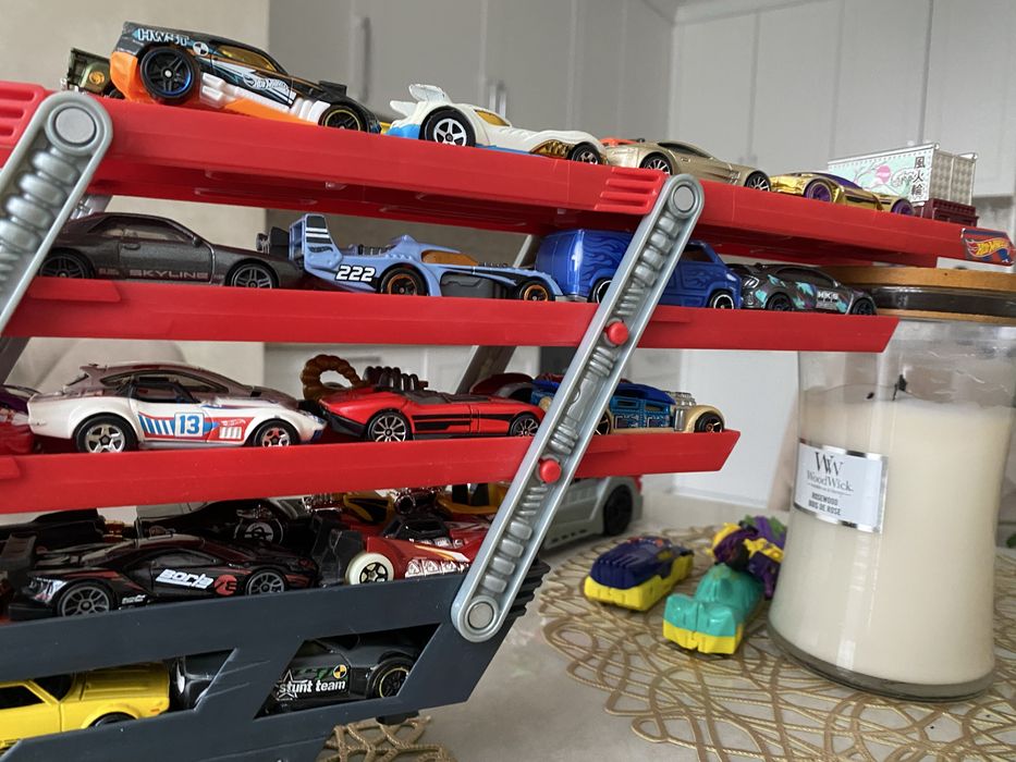 машинки Hotwheels 50+ і вантажівка-гараж