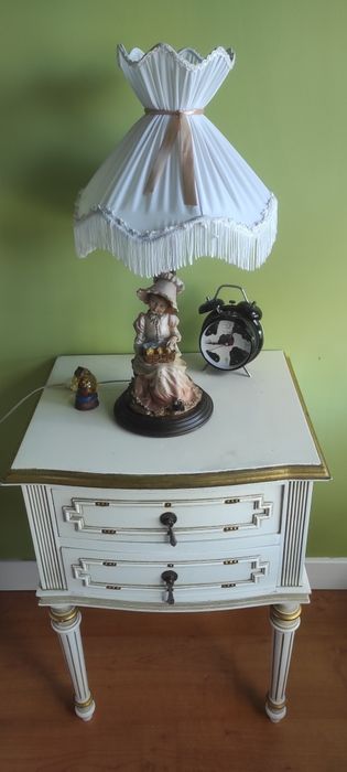 Mobília de quarto individual, cama com cabeceira em palhinha