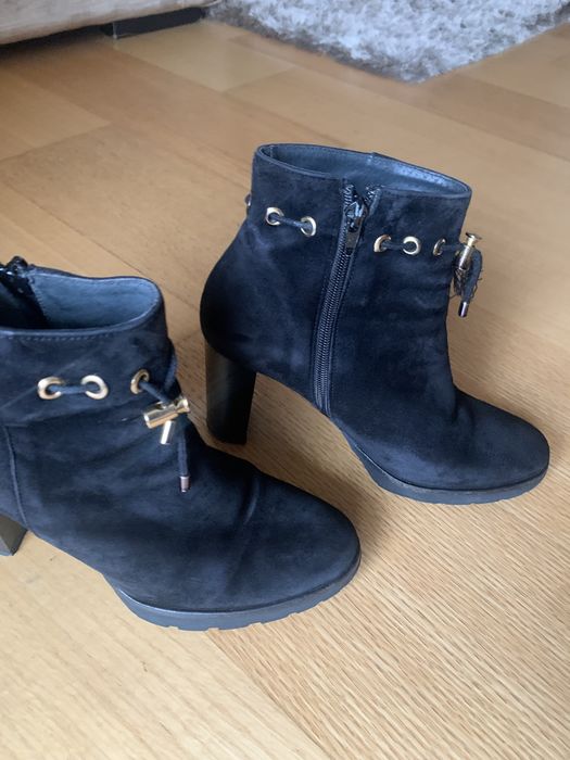 Botins de salto alto