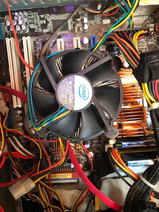 Запчастини до комп'ютера.