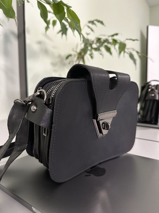 Чорна шкіряна сумочка