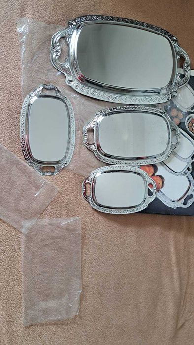 Zestaw metalowych tacek. Nowy