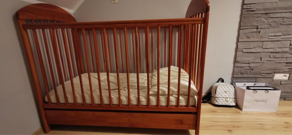 Łóżeczko dziecięce z szufladą firmy Drewex