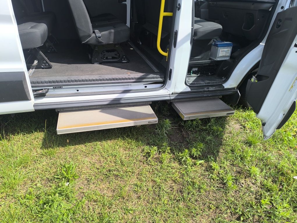 Ford Transit 9-osobowy specjalny dla osób niepełnosprawnych