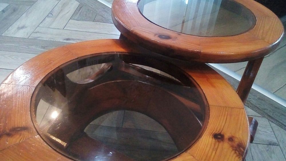 okrągły stolik z drewna