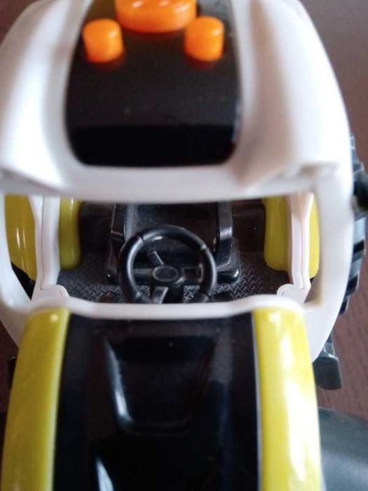 Traktor wydający dźwięki długość 19cm