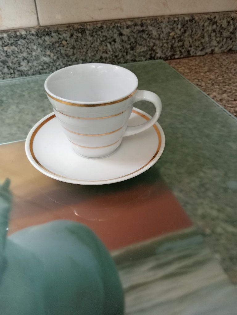 Chavenas de café e respectivos pratos