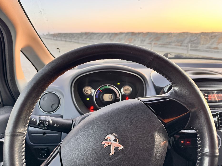 Peugeot iOn  2012