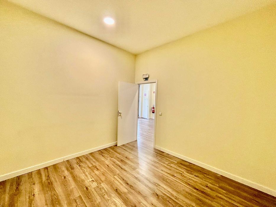 Escritório / Loja para arrendamento na Rua Professor Joaquim Bastos