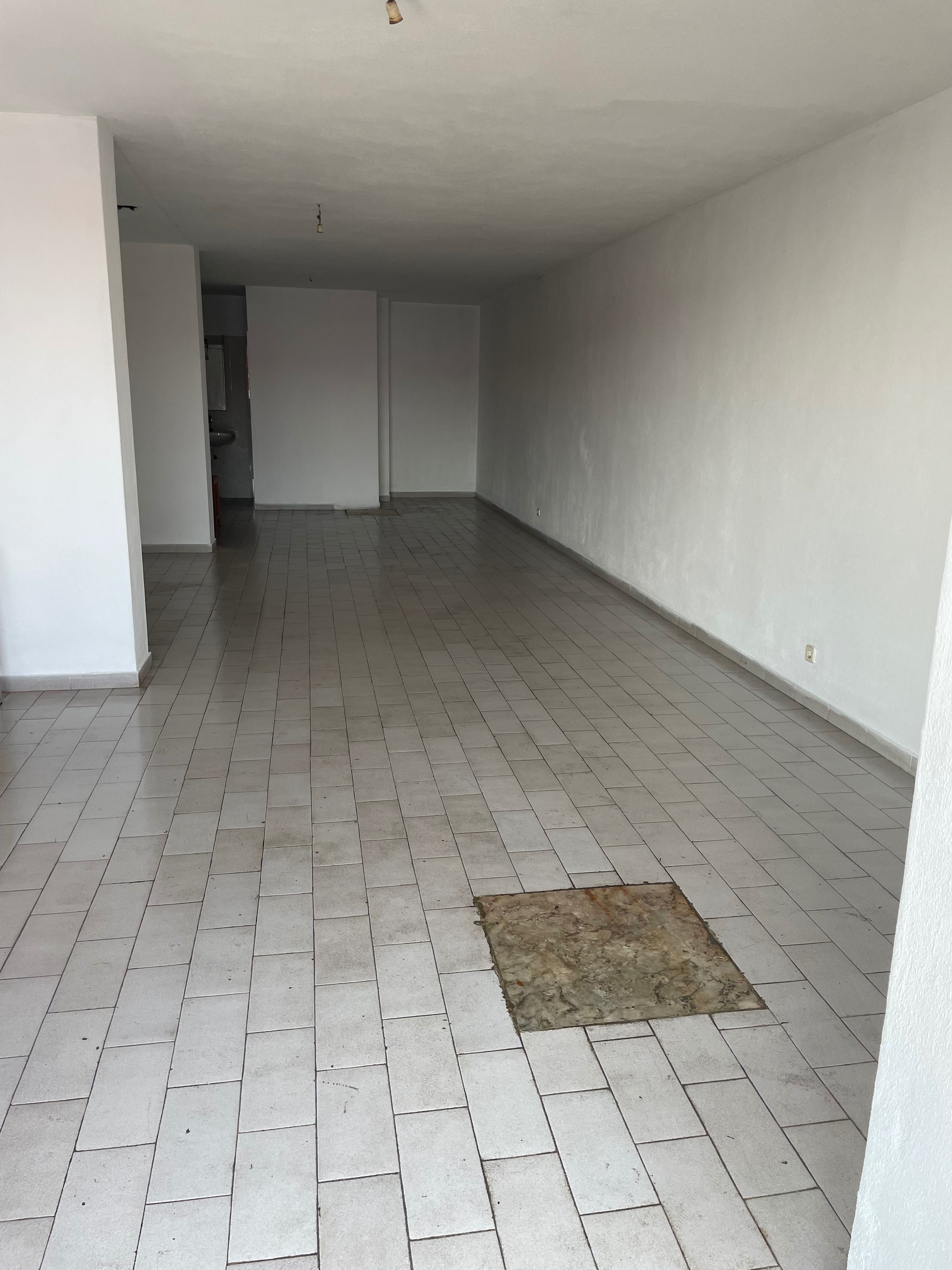 Garagem com acesso exterior e WC