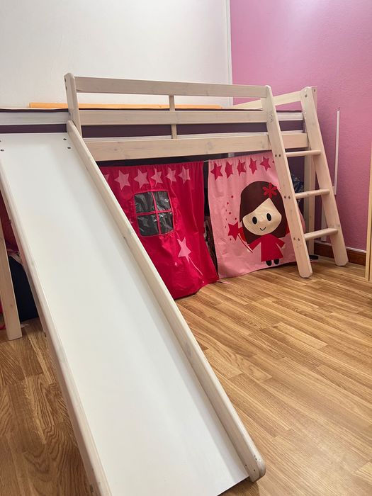 Cama de criança com escorrega