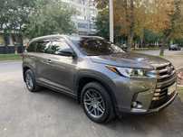 Продам свой оффициальный Toyota Highlander 2017