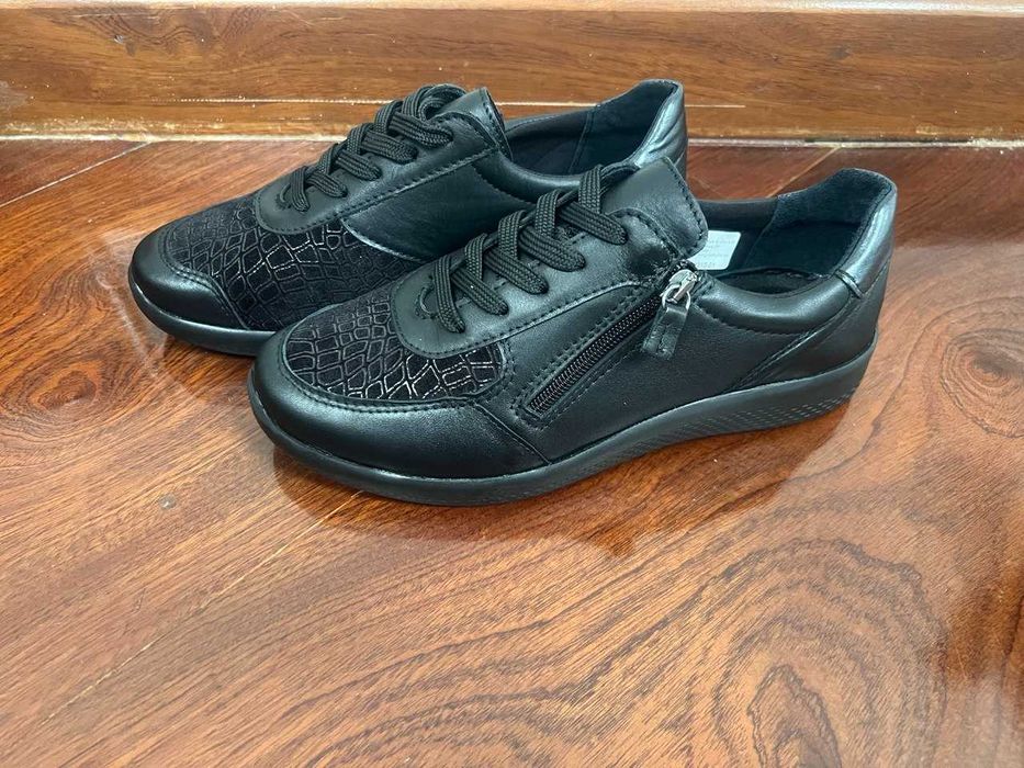 Ténis  com atacadores em pele natural combinada, com sola anatómica