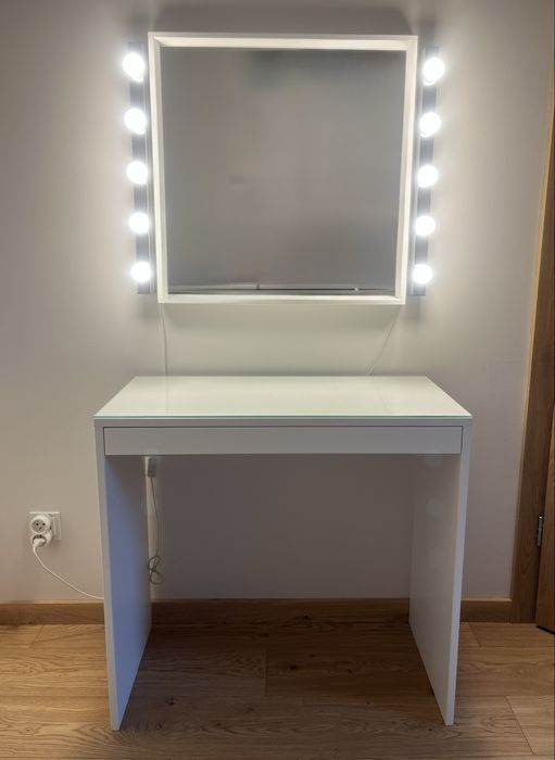 toaletka z lustrem i oświetleniem